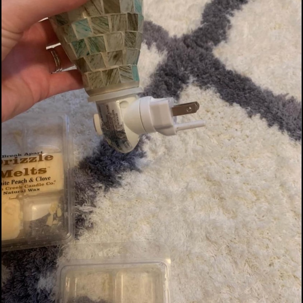 Wall Plug In with Scents Included - Picture 4 of 8